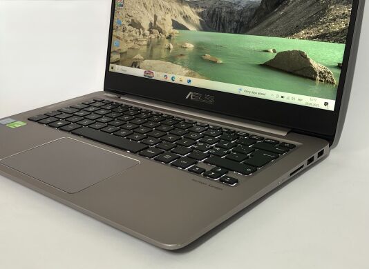 Ультрабук Б-класс Asus ZenBook UX430U / 14" (1920x1080) IPS / Intel Core i7-7500U (2 (4) ядра по 2.7 - 3.5 GHz) / 16 GB DDR4 / 512 GB SSD / nVidia GeForce 940MX, 2 GB DDR3, 64-bit / WebCam / Win 10 Home