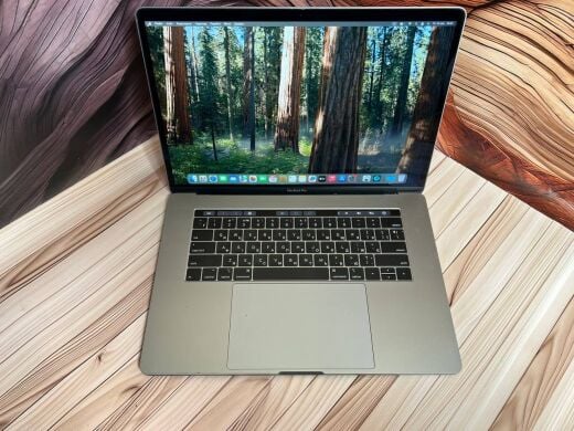 Ультрабук Б-клас Apple MacBook Pro 15 2018 / 15.4" (2880x1800) IPS / Intel Core i7-8750H (6 (12) ядер по 2.2 - 4.1 GHz) / 16 GB DDR4 / 256 GB SSD / AMD Radeon Pro 555X, 4 GB GDDR5, 128-bit / WebCam / MacOS