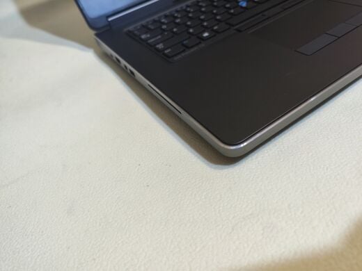 Мобильная рабочая станция Dell Precision 7710 / 17.3" (1920x1080) IPS / Intel Xeon E3-1505M v5 (4 (8) ядра по 2.8 - 3.7 GHz) / 16 GB DDR4 / 256 GB SSD / nVidia Quadro M3000M, 4 GB GDDR5, 256-bit / WebCam