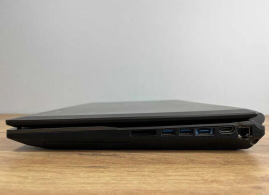 Ігровий ноутбук Clevo W370ST / 17.3" (1920x1080) IPS / Intel Core i5-3210M (2 (4) ядра по 2.5 - 3.1 GHz) / 8 GB DDR3 / 512 GB SSD / nVidia GeForce GTX 660M, 2 GB GDDR5, 128-bit / WebCam / DVD-ROM / Win 10