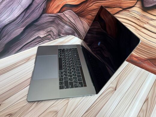 Ультрабук Б-клас Apple MacBook Pro 15 2018 / 15.4" (2880x1800) IPS / Intel Core i7-8750H (6 (12) ядер по 2.2 - 4.1 GHz) / 16 GB DDR4 / 256 GB SSD / AMD Radeon Pro 555X, 4 GB GDDR5, 128-bit / WebCam / MacOS