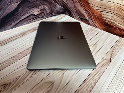 Ультрабук Б-клас Apple MacBook Pro 15 2018 / 15.4" (2880x1800) IPS / Intel Core i7-8750H (6 (12) ядер по 2.2 - 4.1 GHz) / 16 GB DDR4 / 256 GB SSD / AMD Radeon Pro 555X, 4 GB GDDR5, 128-bit / WebCam / MacOS