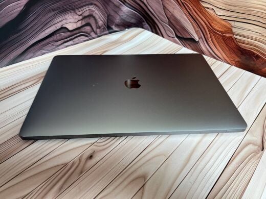 Ультрабук Б-клас Apple MacBook Pro 15 2018 / 15.4" (2880x1800) IPS / Intel Core i7-8750H (6 (12) ядер по 2.2 - 4.1 GHz) / 16 GB DDR4 / 256 GB SSD / AMD Radeon Pro 555X, 4 GB GDDR5, 128-bit / WebCam / MacOS