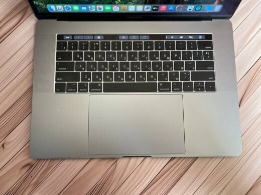Ультрабук Б-клас Apple MacBook Pro 15 2018 / 15.4" (2880x1800) IPS / Intel Core i7-8750H (6 (12) ядер по 2.2 - 4.1 GHz) / 16 GB DDR4 / 256 GB SSD / AMD Radeon Pro 555X, 4 GB GDDR5, 128-bit / WebCam / MacOS