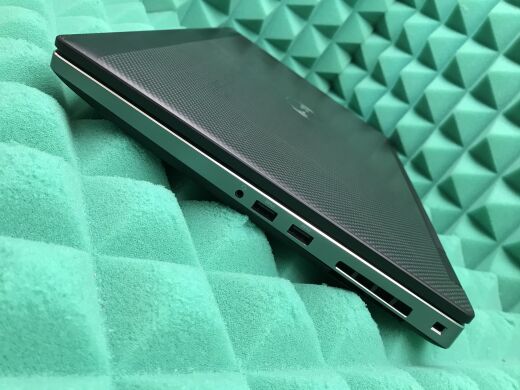 Мобільна робоча станція Б-клас Dell Precision 7530 / 15.6" (1920x1080) IPS / Intel Core i5-8400H (4 (8) ядер по 2.5 - 4.2 GHz) / 64 GB DDR4 / 512 GB SSD M.2 + 512 GB SSD M.2 / AMD Radeon Pro WX 4150, 4 GB GDDR5, 128-bit / Windows 10 ліцензія Мобільна робоча станція Б-клас Dell Precision 7530 / 15.6" (1920x1080) IPS / Intel Core i5-8400H (4 (8) ядер по 2.5 - 4.2 GHz) / 64 GB DDR4 / 512 GB SSD M.2 + 512 GB SSD M.2 / AMD Radeon Pro WX 4150, 4 GB GDDR5, 128-bit / Windows 10 ліцензія