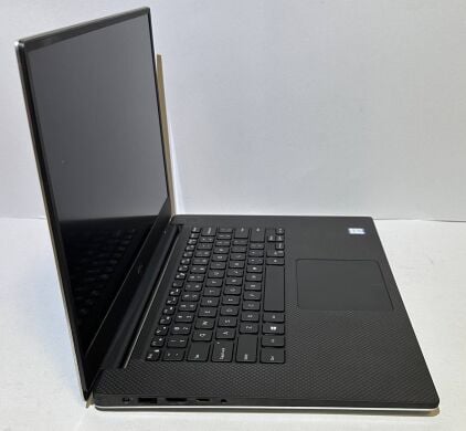 Мобильная рабочая станция Dell Precision 5530 / 15.6" (1920x1080) IPS / Intel Core i7-8850H (6 (12) ядра по 2.6 - 4.3 GHz) / 16 GB DDR4 / 256 GB SSD / nVidia Quadro P1000, 4 GB GDDR5, 128-bit / WebCam