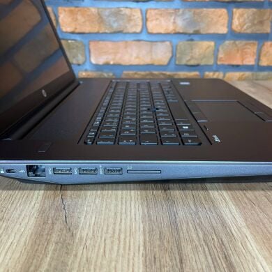 Мобільна робоча станція HP ZBook 17 G3 / 17.3" (1920x1080) IPS / Intel Core i7-6700HQ (4 (8) ядра по 2.6 - 3.5 GHz) / 16 GB DDR4 / 256 GB SSD + 500 GB HDD / nVidia Quadro M4000M, 4 GB GDDR5, 256-bit / WebCam / HDMI