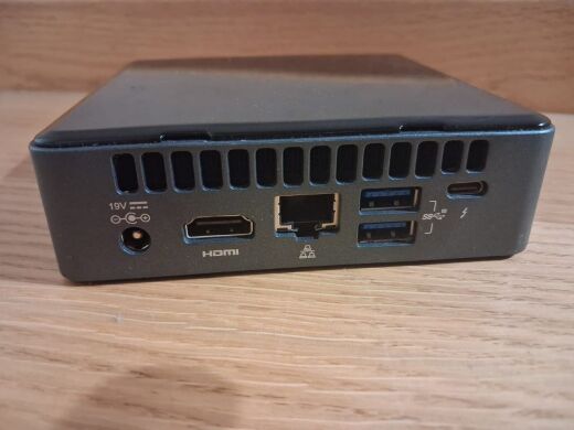 Неттоп Intel NUC NUC8BEK USFF / Intel Core i3-8100T (4 ядра по 3.1 GHz) / 16 GB DDR4 / 256 GB SSD / Intel UHD Graphics 630 / USB 3.1 / HDMI / Wi-Fi / Блок живлення в комплекті Неттоп Intel NUC NUC8BEK USFF / Intel Core i3-8100T (4 ядра по 3.1 GHz) / 16 GB DDR4 / 256 GB SSD / Intel UHD Graphics 630 / USB 3.1 / HDMI / Wi-Fi / Блок живлення в комплекті