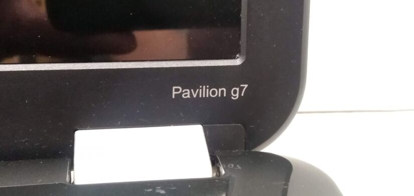 Ноутбук Б-клас HP Pavilion G7 / 17.3" (1600x900) TN / AMD A6-3400M (4 ядра по 1.4 - 2.3 GHz) / 4 GB DDR3 / 320 GB HDD / AMD Radeon HD 7450M, 1 GB DDR3, 64-bit / DVD-ROM / WebCam 