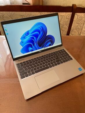 Мобільна робоча станція Dell Precision 3561 / 15.6" (1920x1080) IPS / Intel Core i7-11850H (8 (16) ядра по 2.5 - 4.8 GHz) / 16 GB DDR4 / 256 GB SSD / nVidia Quadro T600, 4 GB GDDR6, 128-bit / WebCam