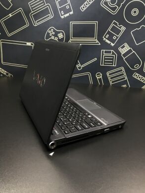 Ноутбук Sony Vaio VPCS11M9R / 13.3" (1366x768) TN / Intel Core i5-520M (2 (4) ядра по 2.4 -2.9 GHz) / 4 GB DDR3 / 120 GB SSD / Intel HD Graphics / WebCam / DVD-ROM
