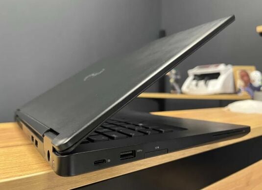 Ігровий ультрабук Dell Latitude 5490 / 14" (1920x1080) IPS / Intel Core i7-8650U (4 (8) ядра по 1.9 - 4.2 GHz) / 16 GB DDR4 / 256 GB SSD / nVidia GeForce MX130, 2 GB GDDR5, 64-bit / WebCam / Win 10 Pro