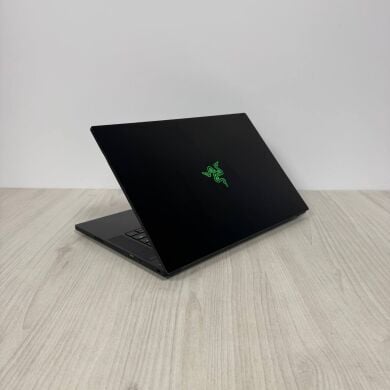 Ігровий ноутбук Б-клас Razer Blade 15 RZ09-0409 / 15.6" (1920x1080) IPS / Intel Core i7-10875H (8 (16) ядер по 2.3 - 5.1 GHz) / 16 GB DDR4 / 1000 GB SSD NVMe / nVidia GeForce RTX 2080 Super Max-Q, 8 GB GDDR6, 256-bit / WebCam