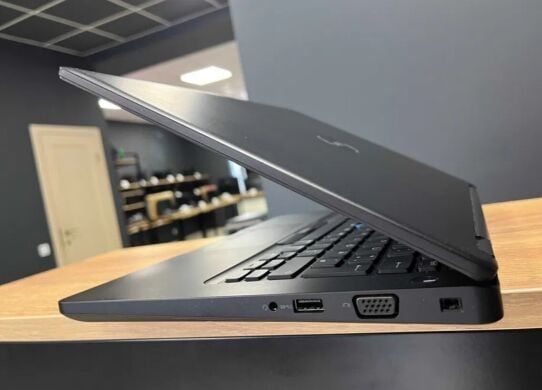 Ігровий ультрабук Dell Latitude 5490 / 14" (1920x1080) IPS / Intel Core i7-8650U (4 (8) ядра по 1.9 - 4.2 GHz) / 16 GB DDR4 / 256 GB SSD / nVidia GeForce MX130, 2 GB GDDR5, 64-bit / WebCam / Win 10 Pro