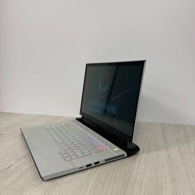 Игровой ноутбук Dell Alienware m15 R3 White / 15.6" (3840x2160) IPS / Intel Core i7-10875H (8 (16) ядер по 2.3 - 5.1 GHz) / 32 GB DDR4 / 512 GB SSD / nVidia GeForce RTX 2080 Super Max-Q, 8 GB GDDR6, 256-bit / WebCam