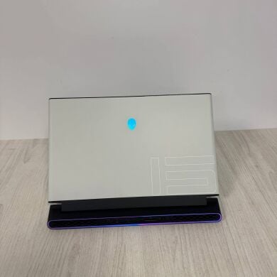 Игровой ноутбук Dell Alienware m15 R3 White / 15.6" (3840x2160) IPS / Intel Core i7-10875H (8 (16) ядер по 2.3 - 5.1 GHz) / 32 GB DDR4 / 512 GB SSD / nVidia GeForce RTX 2080 Super Max-Q, 8 GB GDDR6, 256-bit / WebCam