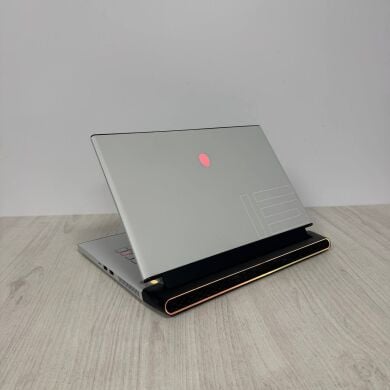 Игровой ноутбук Dell Alienware m15 R3 White / 15.6" (3840x2160) IPS / Intel Core i7-10875H (8 (16) ядер по 2.3 - 5.1 GHz) / 32 GB DDR4 / 512 GB SSD / nVidia GeForce RTX 2080 Super Max-Q, 8 GB GDDR6, 256-bit / WebCam