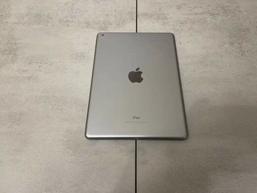 Планшет Apple iPad A1893 / 9.7" (2048x1536) IPS / Apple A10 Fusion (4 ядра по 1.09 - 2.34 GHz) / 2 GB RAM / 32 GB Memory