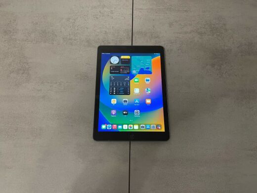 Планшет Apple iPad A1893 / 9.7" (2048x1536) IPS / Apple A10 Fusion (4 ядра по 1.09 - 2.34 GHz) / 2 GB RAM / 32 GB Memory