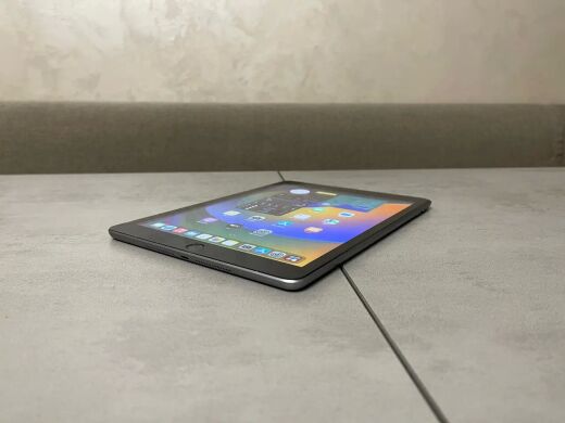 Планшет Apple iPad A1893 / 9.7" (2048x1536) IPS / Apple A10 Fusion (4 ядра по 1.09 - 2.34 GHz) / 2 GB RAM / 32 GB Memory
