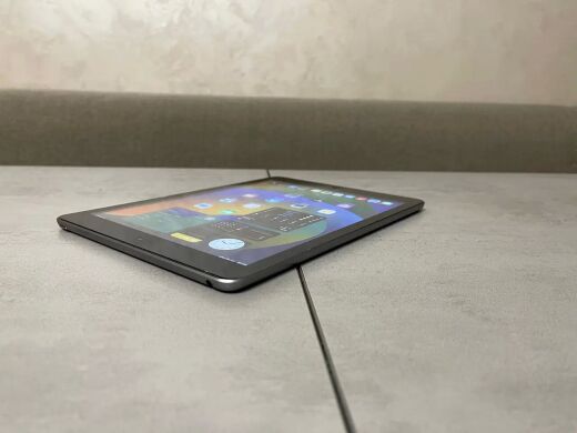 Планшет Apple iPad A1893 / 9.7" (2048x1536) IPS / Apple A10 Fusion (4 ядра по 1.09 - 2.34 GHz) / 2 GB RAM / 32 GB Memory