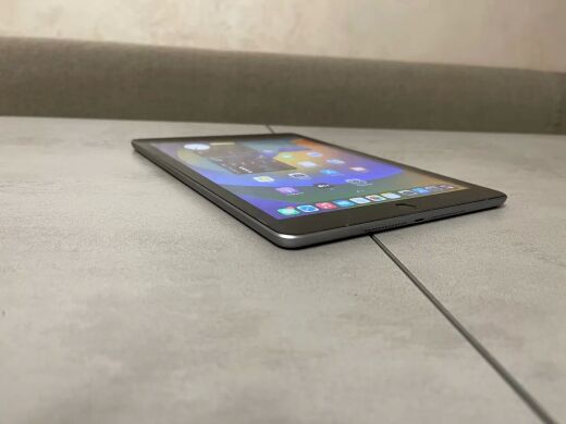 Планшет Apple iPad A1893 / 9.7" (2048x1536) IPS / Apple A10 Fusion (4 ядра по 1.09 - 2.34 GHz) / 2 GB RAM / 32 GB Memory