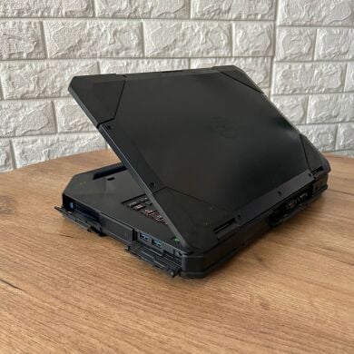 Захищений ноутбук Б-клас Dell Latitude 5414 Rugged / 14" (1366x768) TN / Intel Core i5-6300U (2 (4) ядра по 2.4 - 3.0 GHz) / 8 GB DDR4 / 512 GB SSD / Intel HD Graphics 520 / WebCam