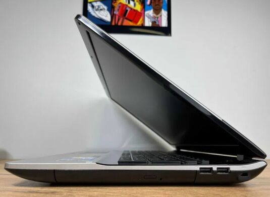 Ігровий ноутбук Samsung NP300E7A-S04PL / 17.3" (1366x768) TN / Intel Core i5-4210U (2 (4) ядра по 1.7 - 2.7 GHz) / 8 GB DDR3 / 500 GB HDD / nVidia GeForce GT 520MX, 1 GB GDDR3, 64-bit / WebCam / Win 10 Ігровий ноутбук Samsung NP300E7A-S04PL / 17.3" (1366x768) TN / Intel Core i5-4210U (2 (4) ядра по 1.7 - 2.7 GHz) / 8 GB DDR3 / 500 GB HDD / nVidia GeForce GT 520MX, 1 GB GDDR3, 64-bit / WebCam / Win 10