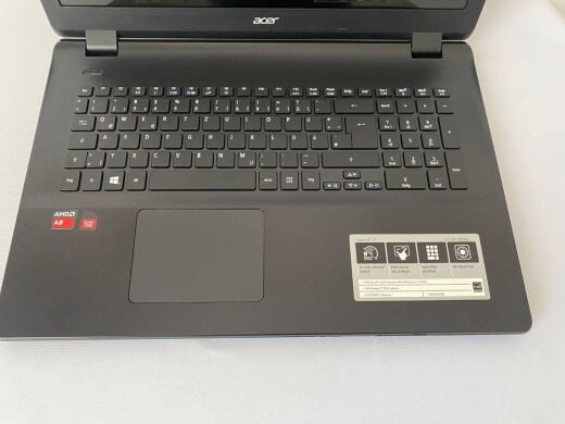 Ноутбук Acer Aspire E5-721 / 17.3" (1600x900) TN / AMD A8-6410 (4 ядра по 2.0 - 2.4 GHz) / 12 GB DDR5 / 240 GB SSD / AMD Radeon R5 Graphics / WebCam