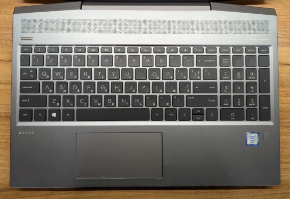 Мобільна робоча станція HP zBook 15v G5 / 15.6" (1920x1080) IPS / Intel Xeon E-2176M (6 (12) ядер по 2.7 - 4.4 GHz) / 32 GB DDR4 / 1000 GB SSD / nVidia Quadro P600, 4 GB GDDR5, 128-bit / WebCam / TouchID / Windows 10