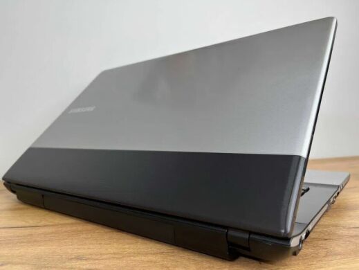 Ігровий ноутбук Samsung NP300E7A-S04PL / 17.3" (1366x768) TN / Intel Core i5-4210U (2 (4) ядра по 1.7 - 2.7 GHz) / 8 GB DDR3 / 500 GB HDD / nVidia GeForce GT 520MX, 1 GB GDDR3, 64-bit / WebCam / Win 10 Ігровий ноутбук Samsung NP300E7A-S04PL / 17.3" (1366x768) TN / Intel Core i5-4210U (2 (4) ядра по 1.7 - 2.7 GHz) / 8 GB DDR3 / 500 GB HDD / nVidia GeForce GT 520MX, 1 GB GDDR3, 64-bit / WebCam / Win 10