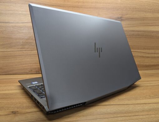 Мобільна робоча станція HP zBook 15v G5 / 15.6" (1920x1080) IPS / Intel Xeon E-2176M (6 (12) ядер по 2.7 - 4.4 GHz) / 32 GB DDR4 / 1000 GB SSD / nVidia Quadro P600, 4 GB GDDR5, 128-bit / WebCam / TouchID / Windows 10