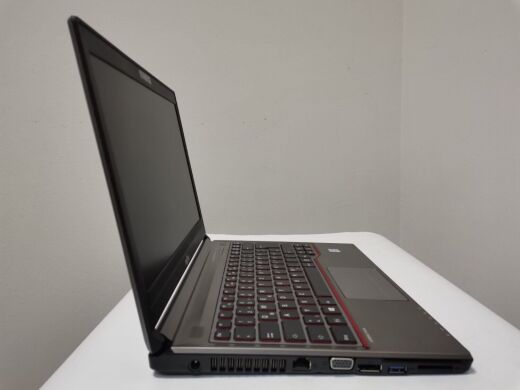 Ноутбук Fujitsu Lifebook E736 / 13.3" (1366x768) TN / Intel Core i5-6300U (2 (4) ядра по 2.4 - 3.0 GHz) / 8 GB DDR4 / 120 GB SSD / Intel HD Graphics 520 / WebCam Ноутбук Fujitsu Lifebook E736 / 13.3" (1366x768) TN / Intel Core i5-6300U (2 (4) ядра по 2.4 - 3.0 GHz) / 8 GB DDR4 / 120 GB SSD / Intel HD Graphics 520 / WebCam