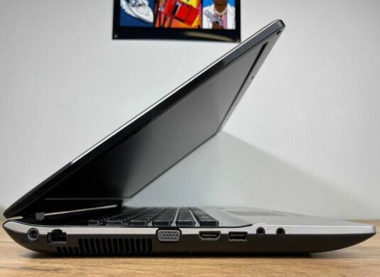 Ігровий ноутбук Samsung NP300E7A-S04PL / 17.3" (1366x768) TN / Intel Core i5-4210U (2 (4) ядра по 1.7 - 2.7 GHz) / 8 GB DDR3 / 500 GB HDD / nVidia GeForce GT 520MX, 1 GB GDDR3, 64-bit / WebCam / Win 10 Ігровий ноутбук Samsung NP300E7A-S04PL / 17.3" (1366x768) TN / Intel Core i5-4210U (2 (4) ядра по 1.7 - 2.7 GHz) / 8 GB DDR3 / 500 GB HDD / nVidia GeForce GT 520MX, 1 GB GDDR3, 64-bit / WebCam / Win 10