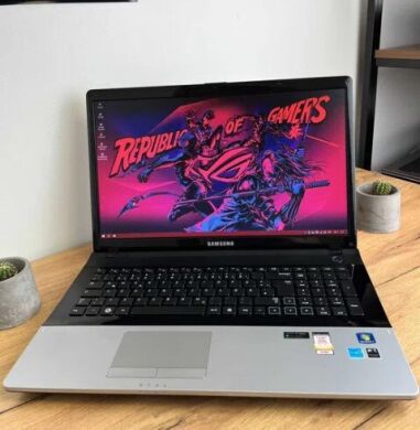 Ігровий ноутбук Samsung NP300E7A-S04PL / 17.3" (1366x768) TN / Intel Core i5-4210U (2 (4) ядра по 1.7 - 2.7 GHz) / 8 GB DDR3 / 500 GB HDD / nVidia GeForce GT 520MX, 1 GB GDDR3, 64-bit / WebCam / Win 10 Ігровий ноутбук Samsung NP300E7A-S04PL / 17.3" (1366x768) TN / Intel Core i5-4210U (2 (4) ядра по 1.7 - 2.7 GHz) / 8 GB DDR3 / 500 GB HDD / nVidia GeForce GT 520MX, 1 GB GDDR3, 64-bit / WebCam / Win 10