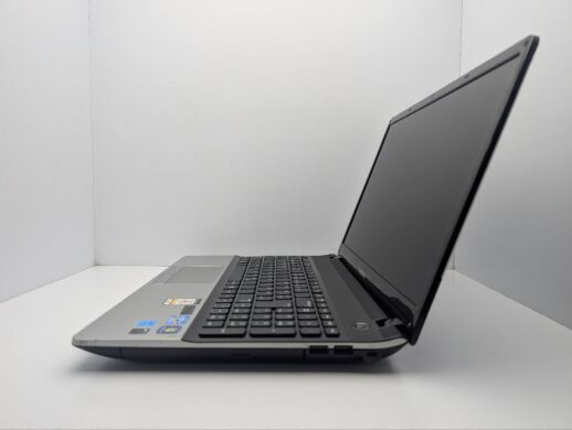 Ноутбук Samsung NP300E5A / 15.6" (1366x768) TN / Intel Core i3-2350M (2 (4) ядра по 2.3 GHz) / 6 GB DDR3 / 320 GB HDD / nVidia GeForce GT 520MX, 1 GB GDDR3, 64-bit / WebCam / DVD-ROM