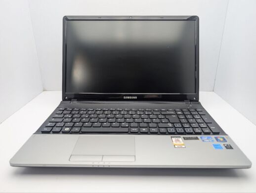 Ноутбук Samsung NP300E5A / 15.6" (1366x768) TN / Intel Core i3-2350M (2 (4) ядра по 2.3 GHz) / 6 GB DDR3 / 320 GB HDD / nVidia GeForce GT 520MX, 1 GB GDDR3, 64-bit / WebCam / DVD-ROM