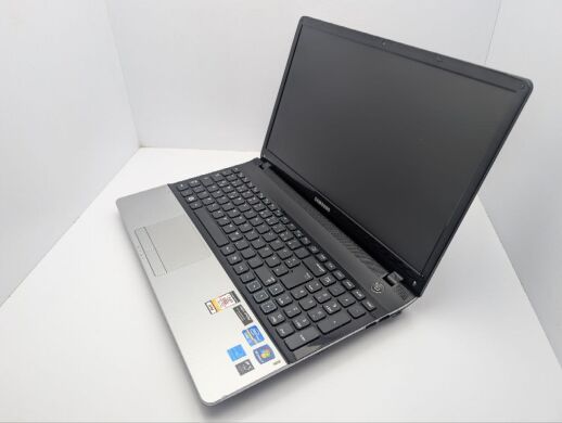 Ноутбук Samsung NP300E5A / 15.6" (1366x768) TN / Intel Core i3-2350M (2 (4) ядра по 2.3 GHz) / 6 GB DDR3 / 320 GB HDD / nVidia GeForce GT 520MX, 1 GB GDDR3, 64-bit / WebCam / DVD-ROM
