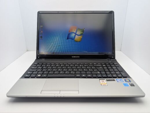 Ноутбук Samsung NP300E5A / 15.6" (1366x768) TN / Intel Core i3-2350M (2 (4) ядра по 2.3 GHz) / 6 GB DDR3 / 320 GB HDD / nVidia GeForce GT 520MX, 1 GB GDDR3, 64-bit / WebCam / DVD-ROM