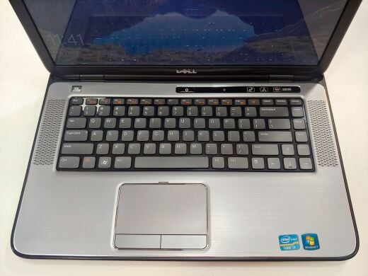 Ноутбук Dell XPS 15 L502x / 15.6" (1366x768) HD TN / Intel Core i7-2670QM 2nd Gen (4 (8) ядра по 2.2GHz - 3.1GHz) / 8 GB DDR3 / 120 GB SSD / NVIDIA GeForce GT 525M 1 GB / DVD / WebCam Ноутбук Dell XPS 15 L502x / 15.6" (1366x768) HD TN / Intel Core i7-2670QM 2nd Gen (4 (8) ядра по 2.2GHz - 3.1GHz) / 8 GB DDR3 / 120 GB SSD / NVIDIA GeForce GT 525M 1 GB / DVD / WebCam