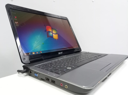 Ноутбук Acer Aspire 5732Z / 15.6" (1366x768) TN / Intel Pentium T4300 (2 ядра по 2.1 GHz) / 4 GB DDR3 / 250 GB HDD / WebCam / DVD-RW / АКБ тримає 0 хвилин