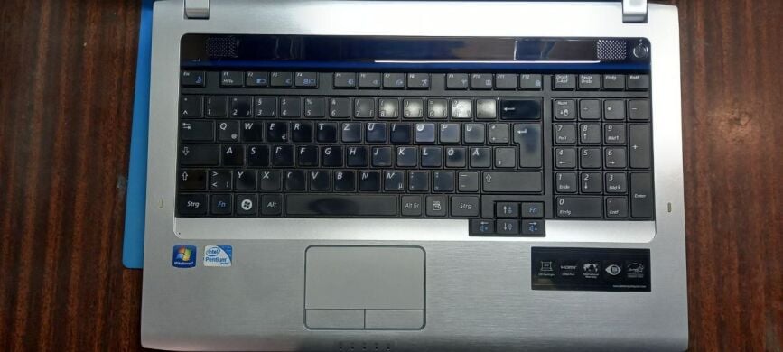 Ноутбук Б-класс Samsung R730 / 17.3" (1600x900) TN / Intel Pentium T4300 (2 ядра по 2.1 GHz) / 4 GB DDR3 / 250 GB HDD / Intel GMA HD Graphics / WebCam / Без АКБ