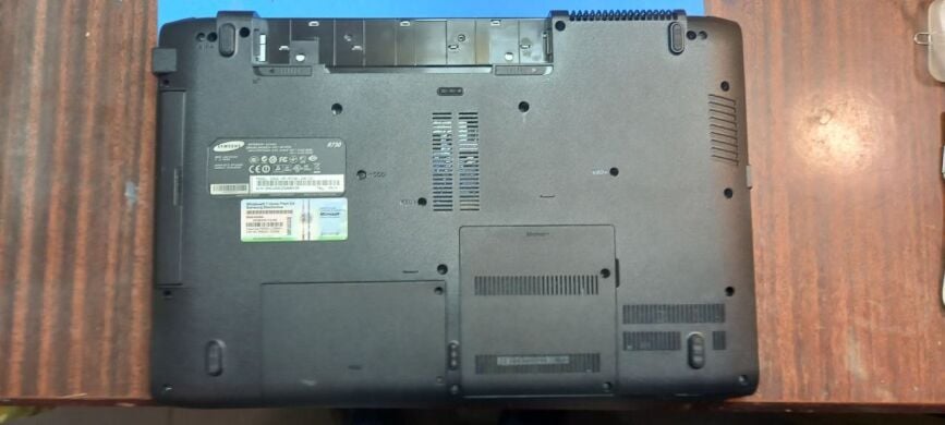Ноутбук Б-класс Samsung R730 / 17.3" (1600x900) TN / Intel Pentium T4300 (2 ядра по 2.1 GHz) / 4 GB DDR3 / 250 GB HDD / Intel GMA HD Graphics / WebCam / Без АКБ