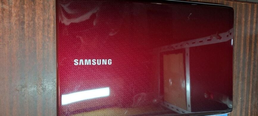 Ноутбук Б-класс Samsung R730 / 17.3" (1600x900) TN / Intel Pentium T4300 (2 ядра по 2.1 GHz) / 4 GB DDR3 / 250 GB HDD / Intel GMA HD Graphics / WebCam / Без АКБ