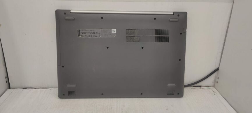 Ноутбук Lenovo IdeaPad 330-15IKB / 15.6" (1366x768) TN / Intel Core i5-8250U (4 (8) ядра по 1.6 - 3.4 GHz) / 8 GB DDR4 / 240 GB SSD / Intel UHD Graphics 620 / WebCam / АКБ NEW