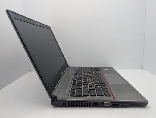 Ноутбук Fujitsu LifeBook E746 / 14" (1366x768) TN / Intel Core i5-6200U (2 (4) ядра по 2.3 - 2.8 GHz) / 8 GB DDR4 / 128 GB SSD / Intel HD Graphics 520 / WebCam