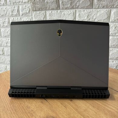 Ігровий ноутбук Dell Alienware m15 R3 / 15.6" (1920x1080) IPS / Intel Core i7-7700HQ (4 (8) ядра по 2.8 - 3.8 GHz) / 16 GB DDR4 / 512 GB SSD / nVidia GeForce GTX 1070, 8 GB GDDR5, 256-bit / WebCam