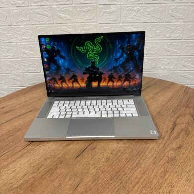 Ігровий ноутбук Razer Blade 15 RZ09-0328 Silver / 15.6" (3840x2160) OLED / Intel Core i7-10750H (6 (12) ядер по 2.6 - 5.0 GHz) / 16 GB DDR4 / 512 GB SSD NVMe / nVidia GeForce RTX 2070 Max-Q, 8 GB GDDR6, 256-bit / WebCam