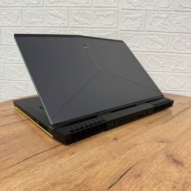 Ігровий ноутбук Dell Alienware 15 R3 / 15.6" (1920x1080) IPS / Intel Core i7-6820HQ (4 (8) ядра по 2.7 - 3.6 GHz) / 16 GB DDR4 / 500 GB SSD / nVidia GeForce GTX 1070, 8 GB GDDR5, 256-bit / WebCam