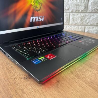 Игровой ноутбук Б-класс MSI GE66 Raider 11UG / 15.6" (2560x1440) IPS / Intel Core i7-11800H (8 (16) ядер по 2.3 - 4.6 GHz) / 32 GB DDR4 / 1000 GB SSD / nVidia GeForce RTX 3070, 8 GB GDDR6, 256-bit / WebCam